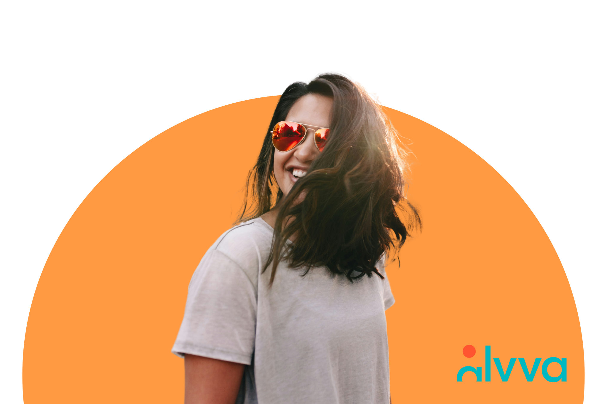 Una mujer con gafas de sol sonriendo a la cámara y mirando hacia un lado