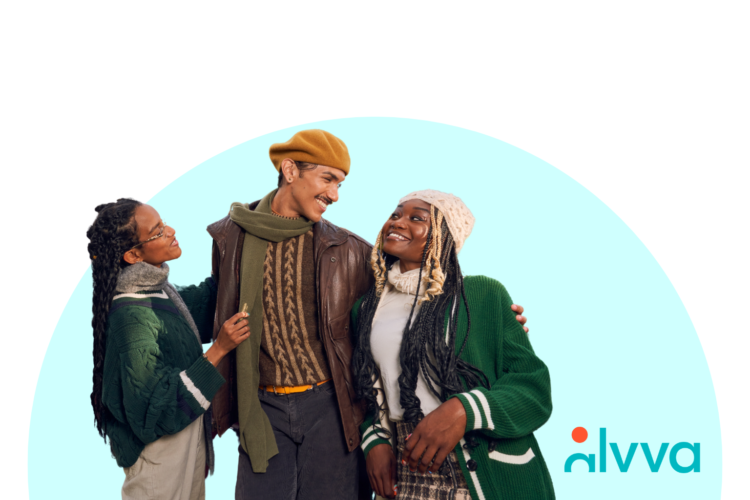 Tres estudiantes vestidos de verde, sonriendo y mirándose entre ellos. La persona en el medio está abrazando a los otros dos. Hay un fondo azul