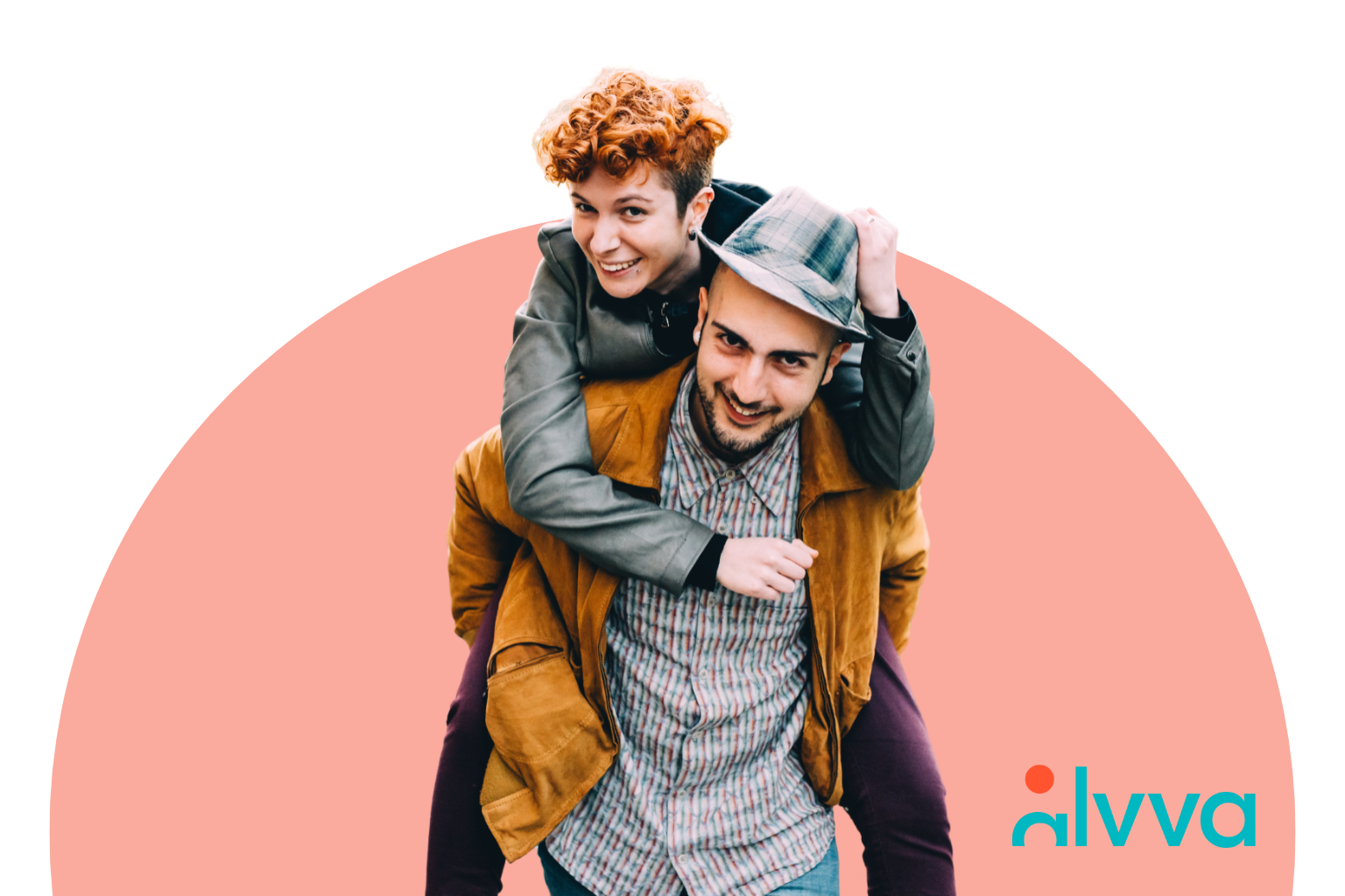 Pareja casada sonriendo, vestidos con chaquetas informales, con una persona llevando a la otra en la espalda. Hay un fondo rosado