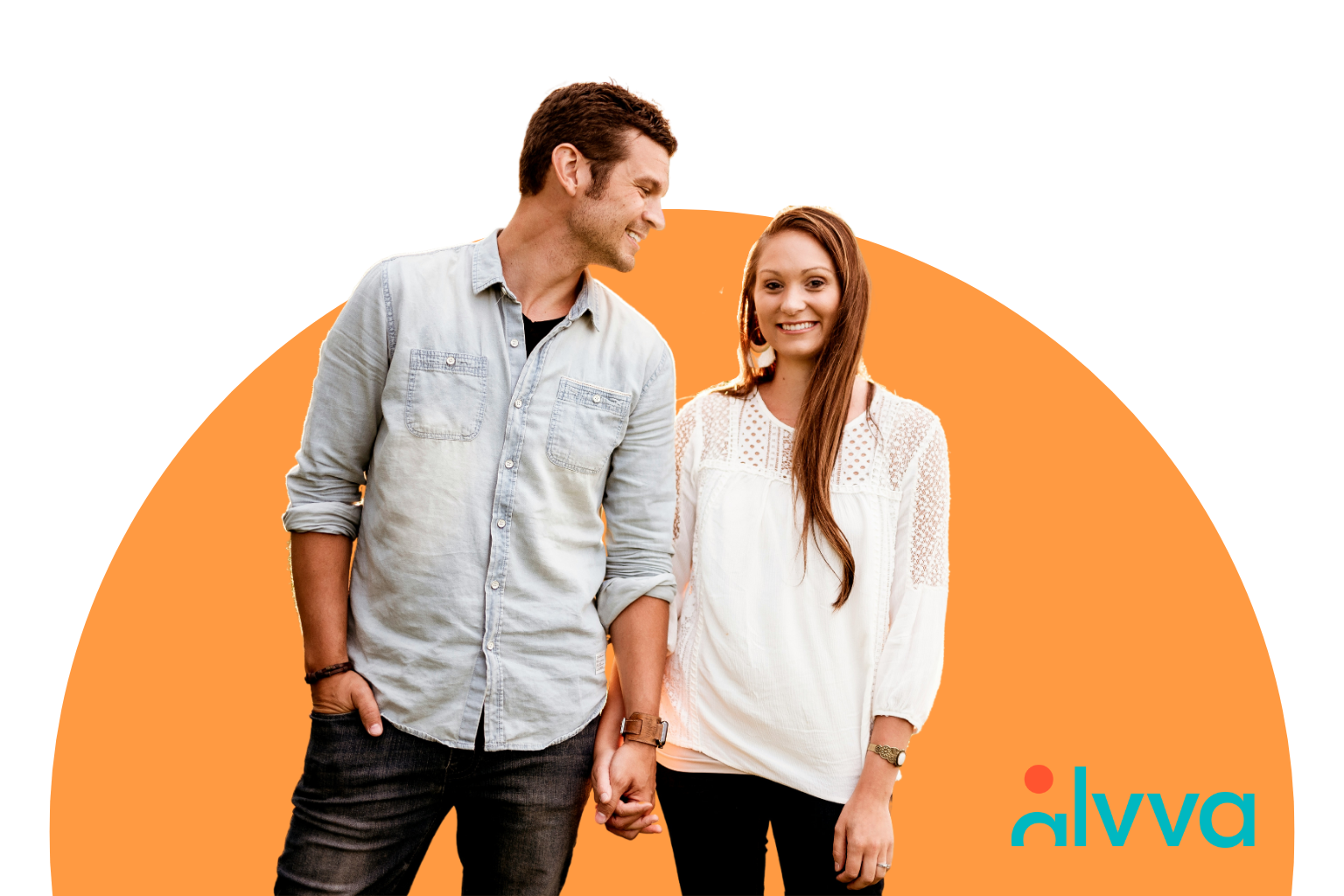 Imagen de un hombre y una mujer de pie, tomados de la mano. El hombre mira a la mujer y la mujer mira a la cámara. El fondo es naranjo